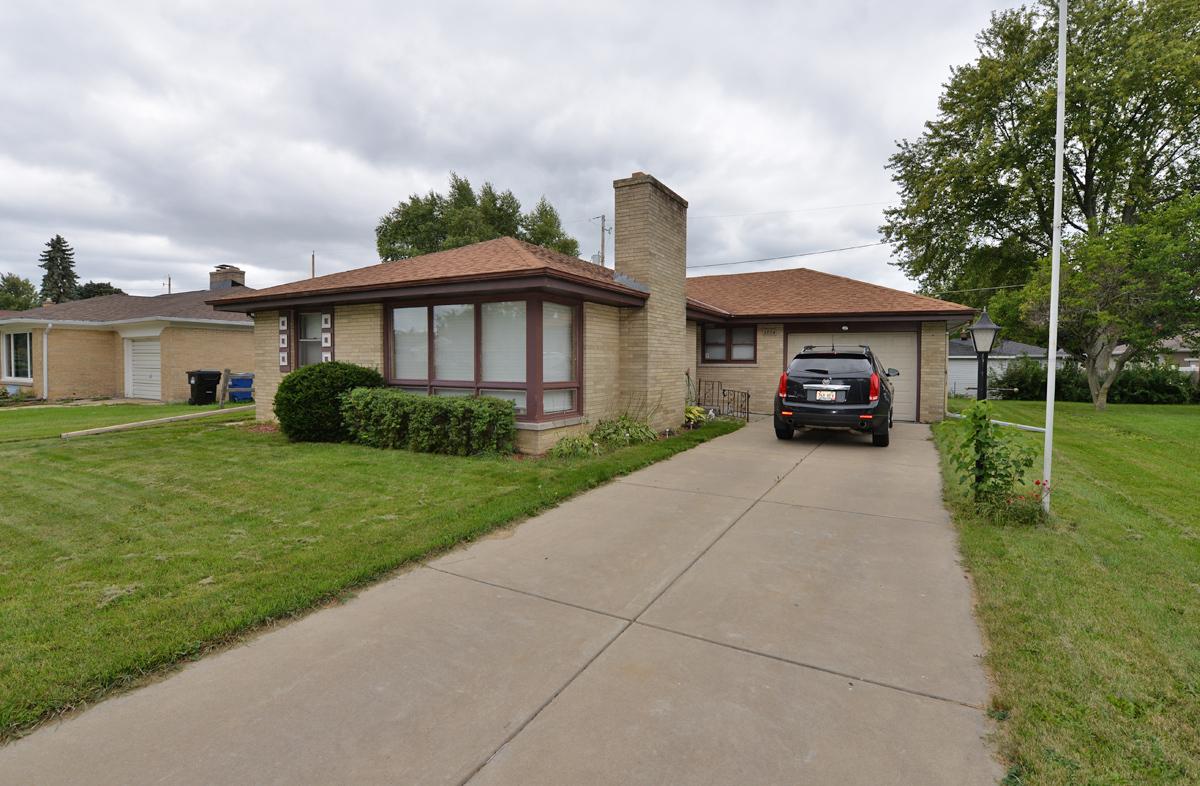 1934 Mars Ave, Racine, WI 53404