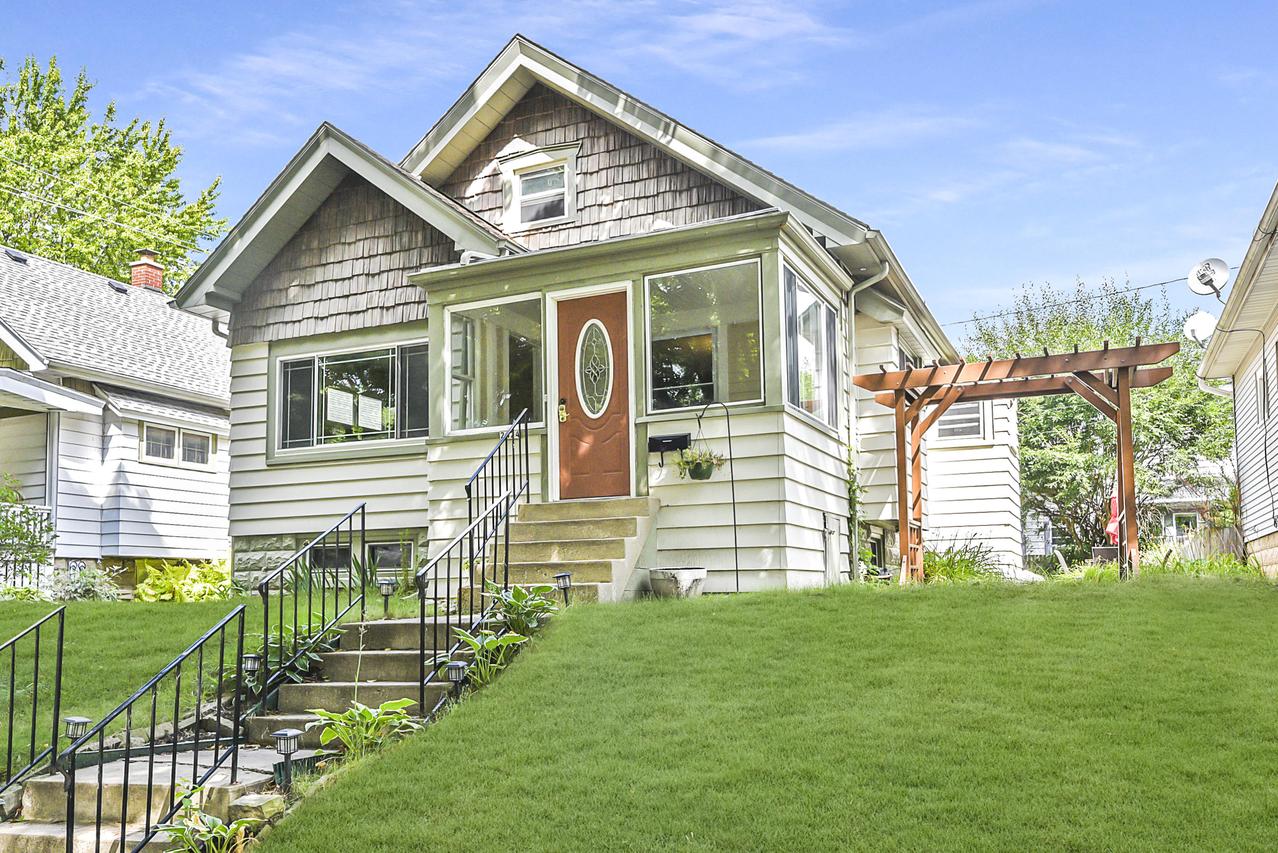 2424 E Holt Ave, Milwaukee, WI 53207