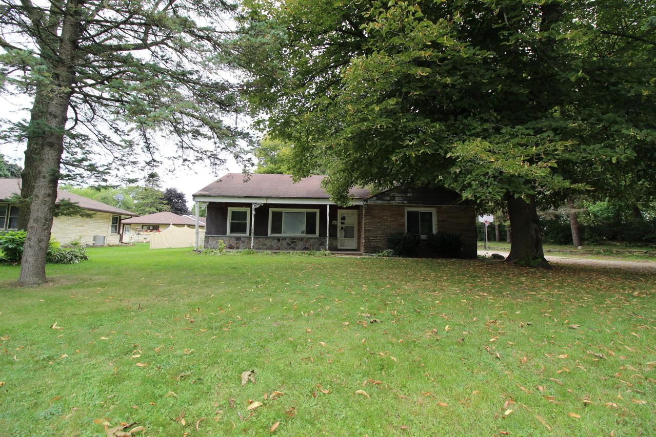 W240N6309 Maple Ave, Sussex, WI 53089