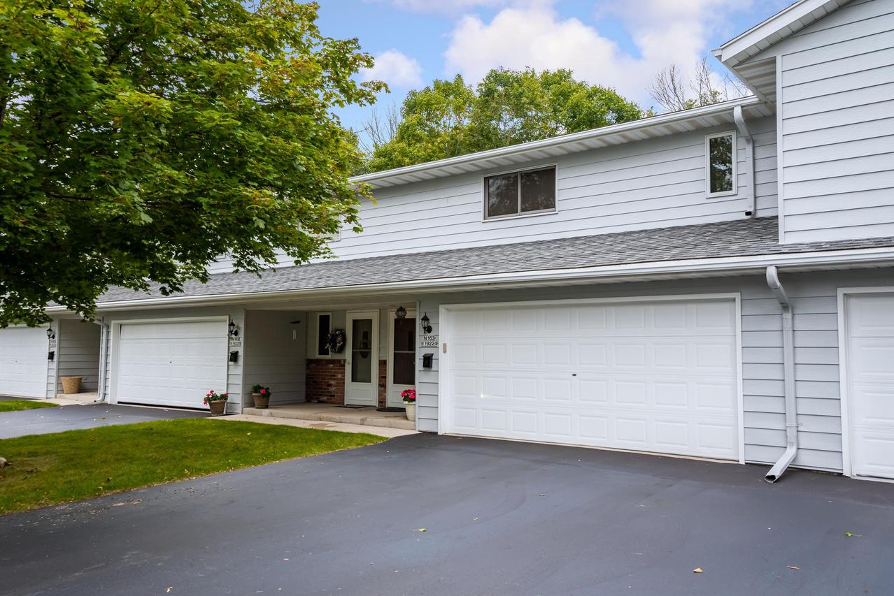 N163W19224 Lea Fon Cir, Jackson, WI 53037