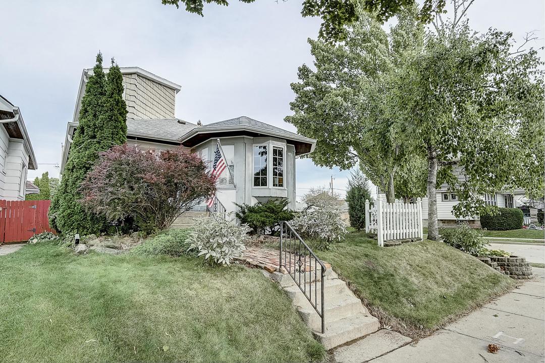 2176 S 72nd St, West Allis, WI 53219