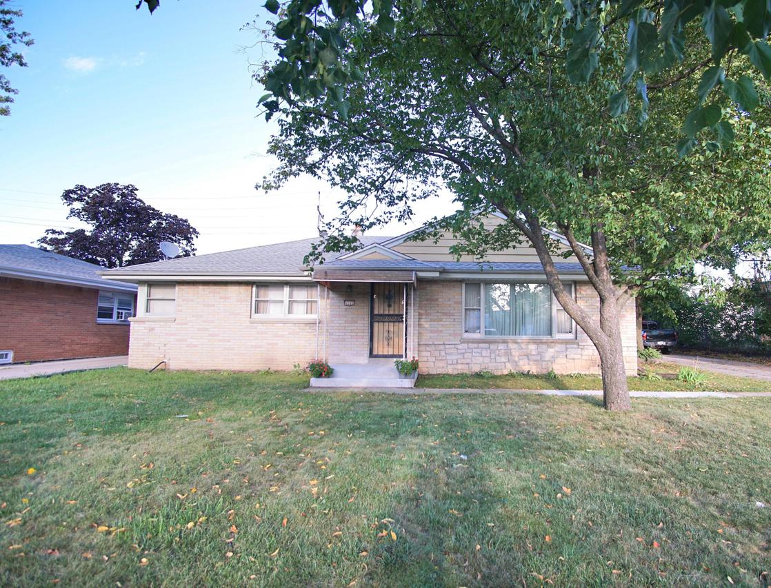 4022 N 93rd St., Wauwatosa, WI 53222