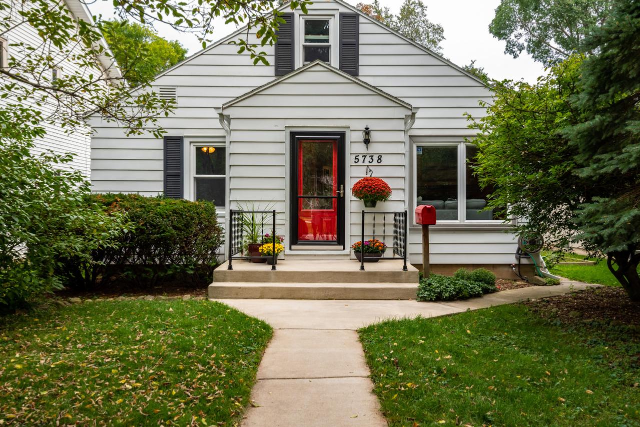 5738 N Sunset Ln, Glendale, WI 53209