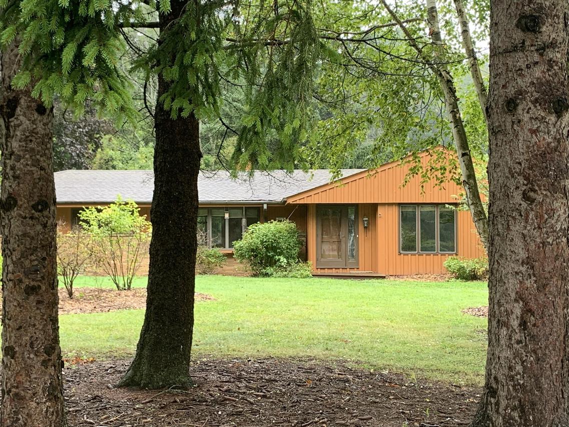 12915 N Thomas Dr., Mequon, WI 53097