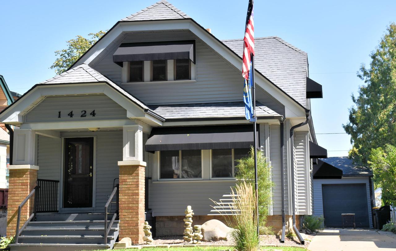 1424 N 66th St, Wauwatosa, WI 53213