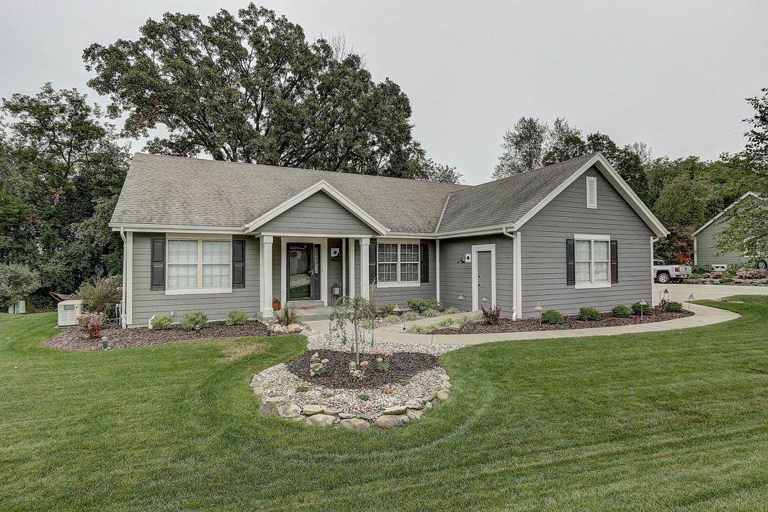 841 W Devonshire Rd, Delafield, WI 53018