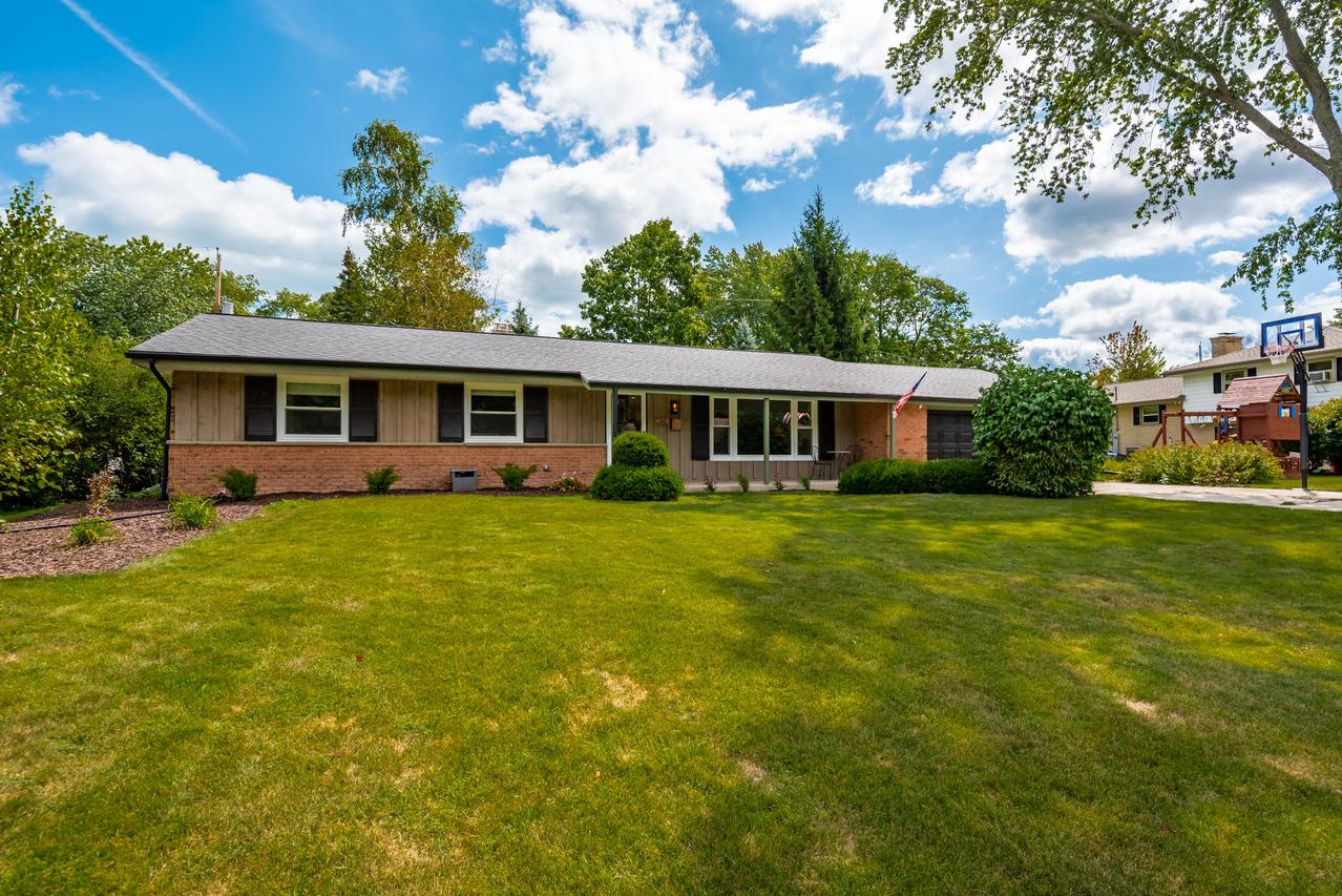 404 Park Crest Dr, Thiensville, WI 53092