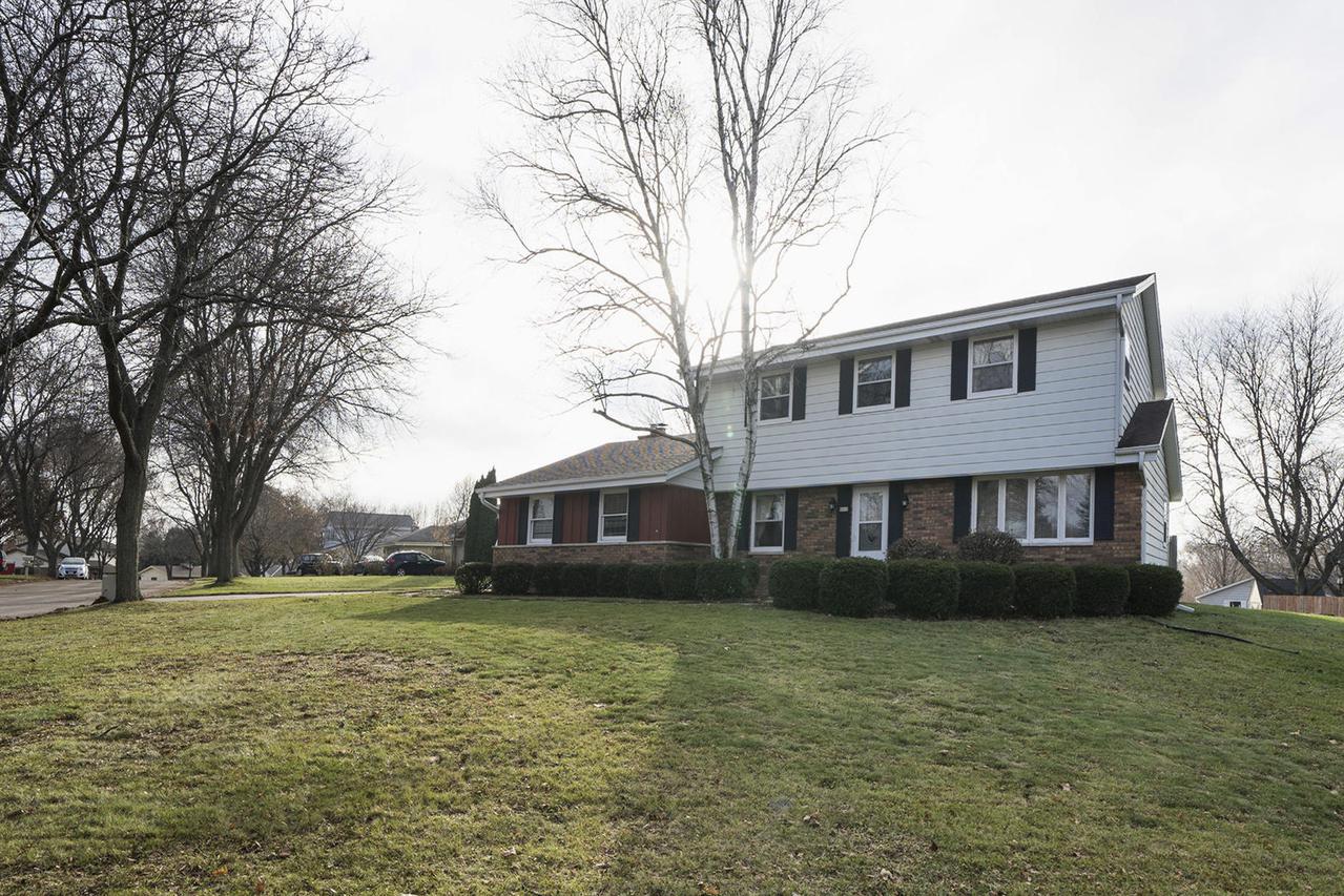 9303 S Springhill Ln, Franklin, WI 53132