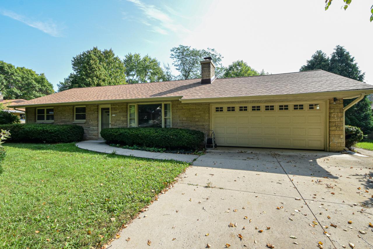 1640 N 118th St, Wauwatosa, WI 53226