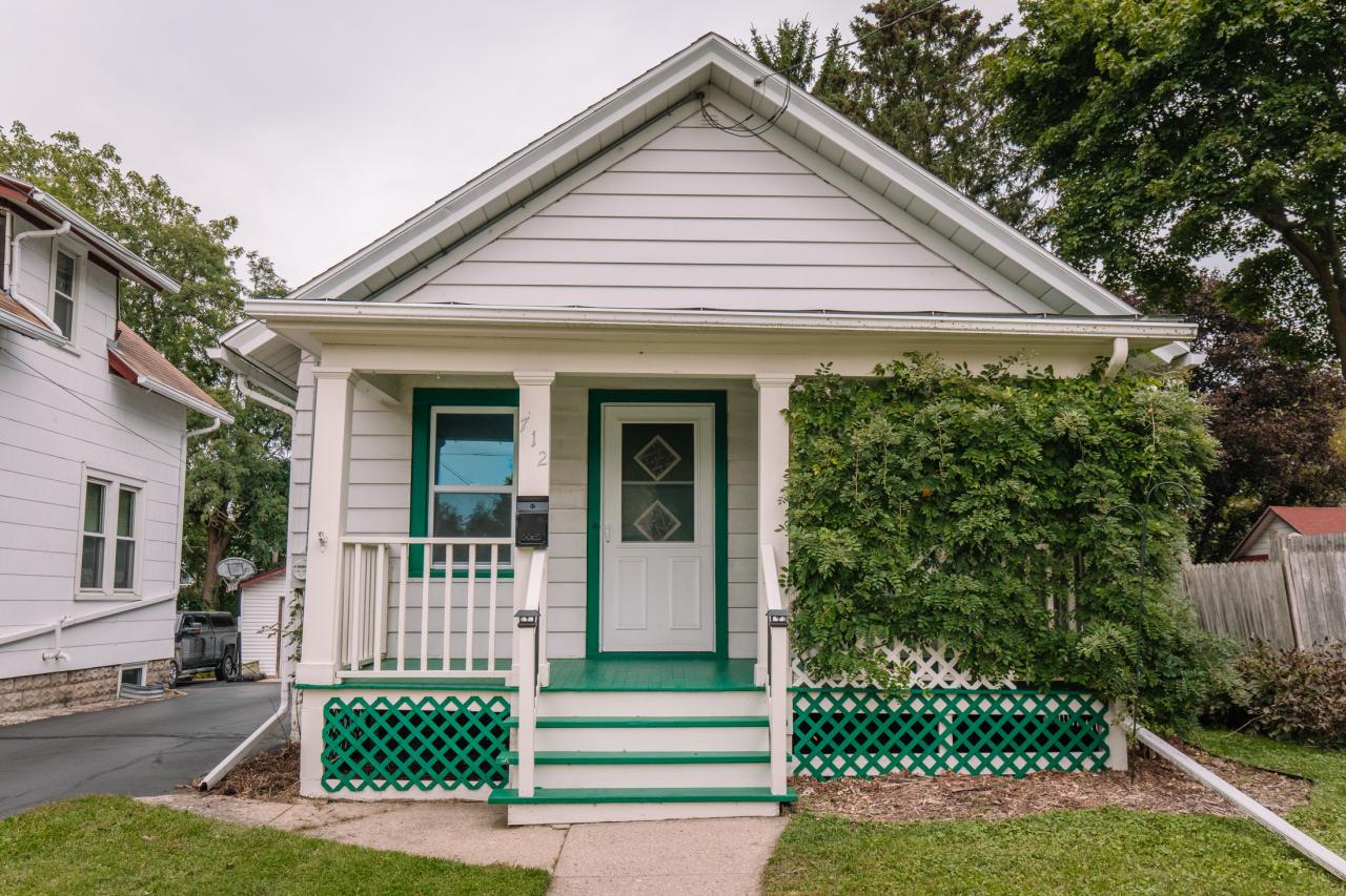 712 Hamilton Ave, Waukesha, WI 53186