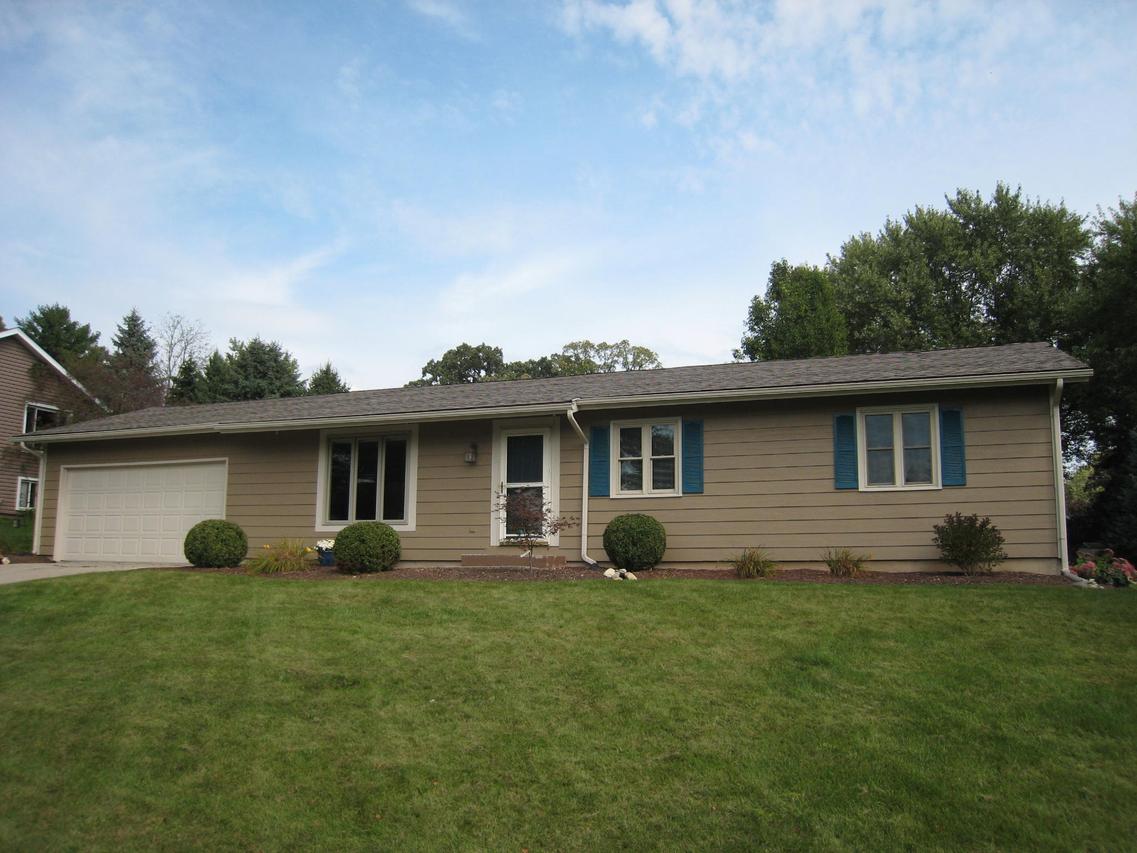 625 W Estate Ct, Elkhorn, WI 53121