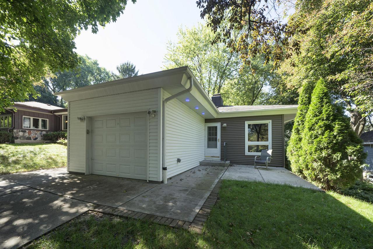 3443 N 107th St, Wauwatosa, WI 53222