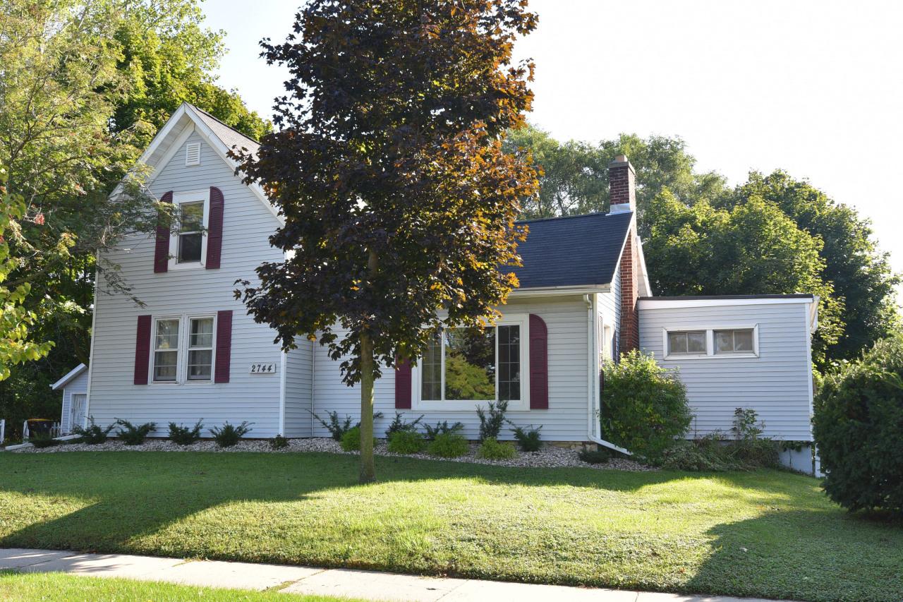 2744 N 124th St, Wauwatosa, WI 53222