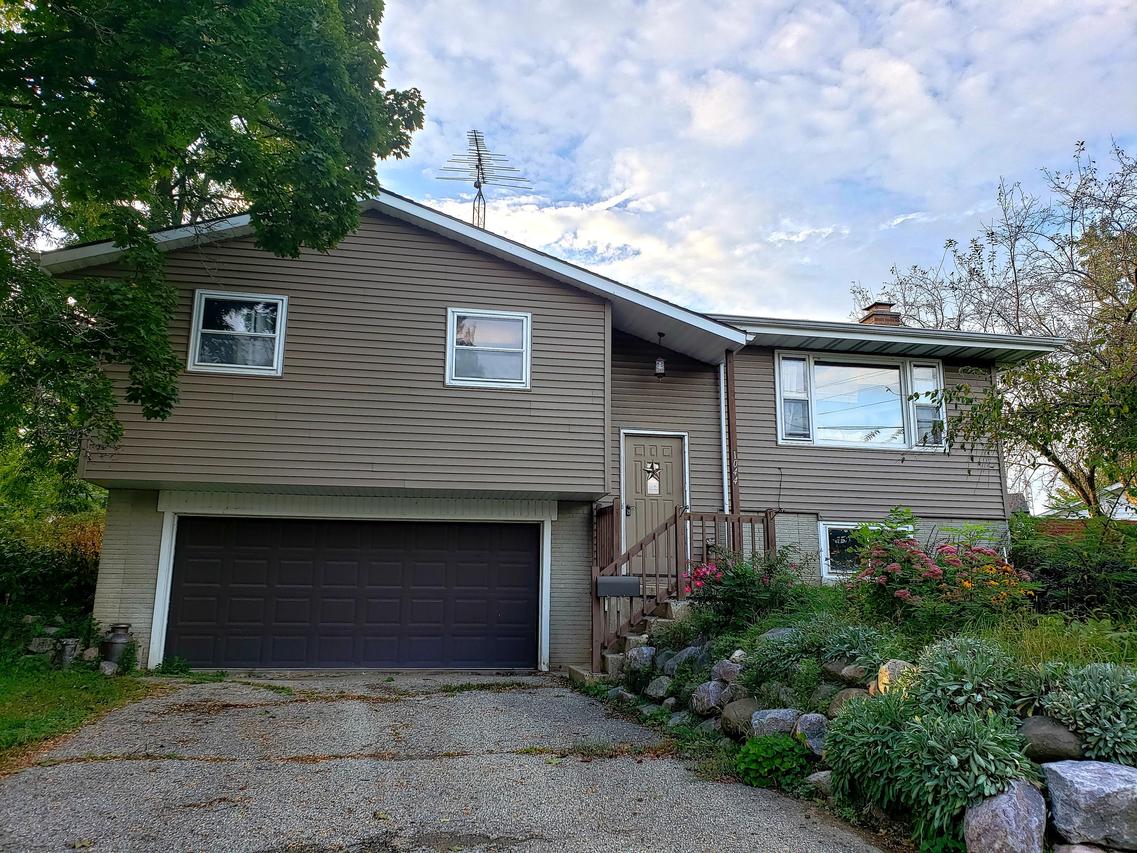 1044 N 4th St., Watertown, WI 53098