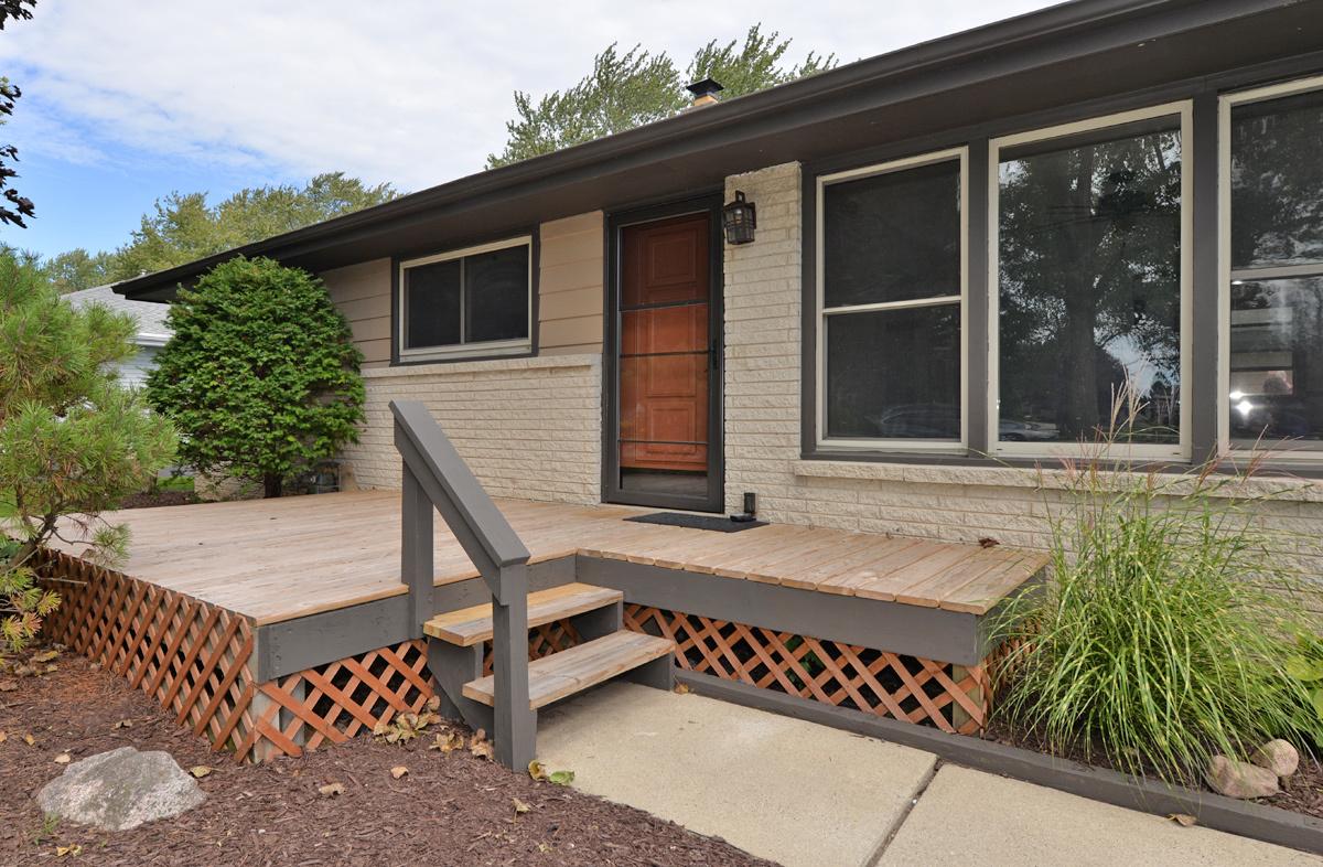 7007 Lone Elm Dr, Caledonia, WI 53402
