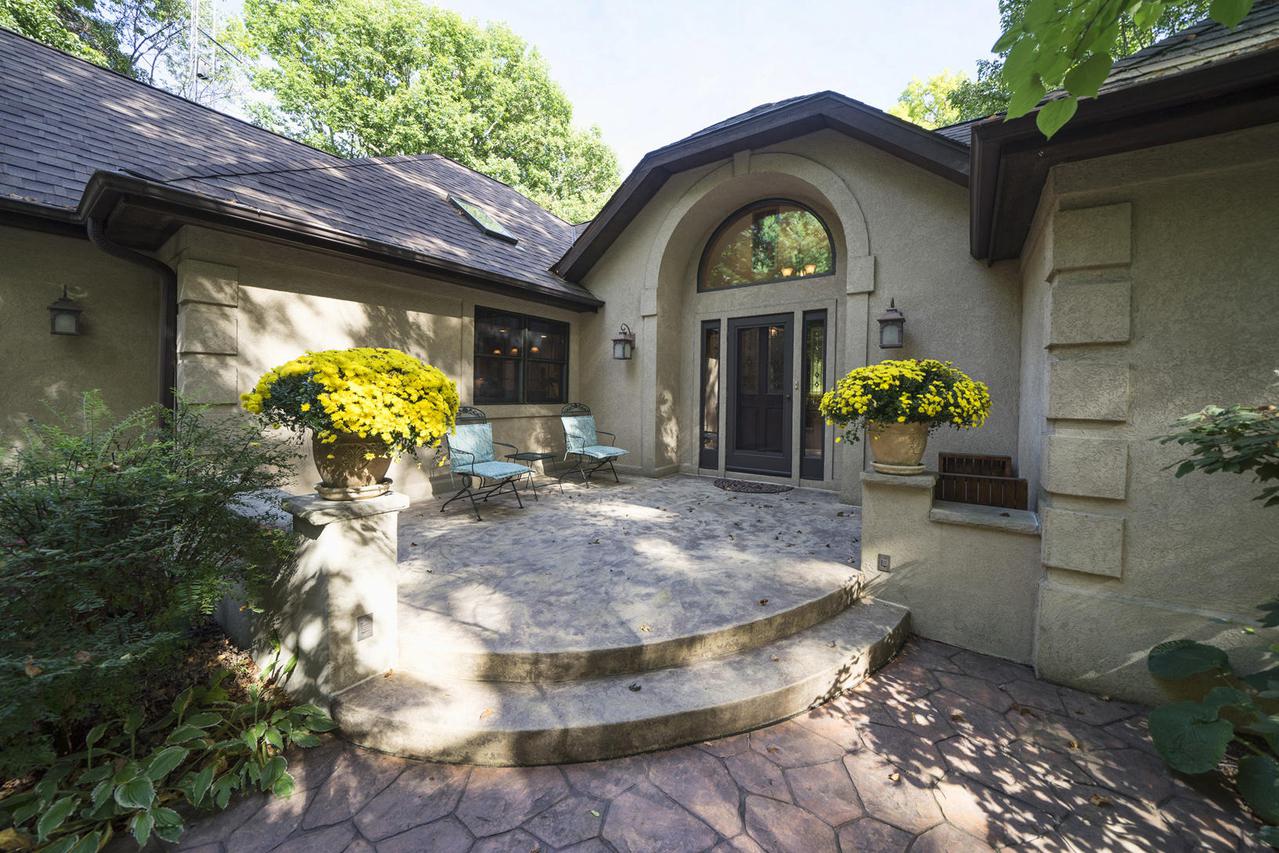 4560 N Hewitts Point Rd., Oconomowoc Lake, WI 53066