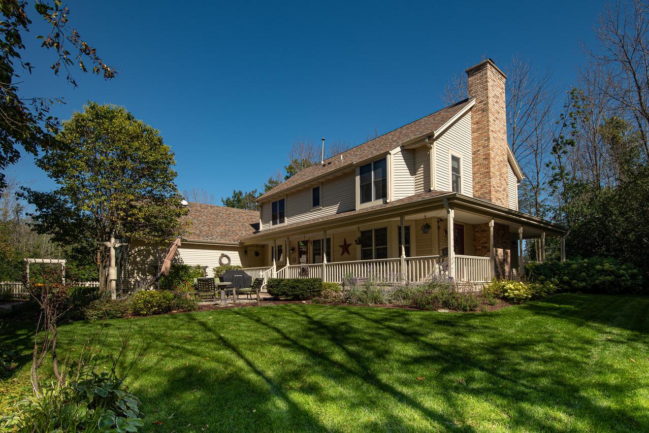 5627 Acorn Trl, Caledonia, WI 53402