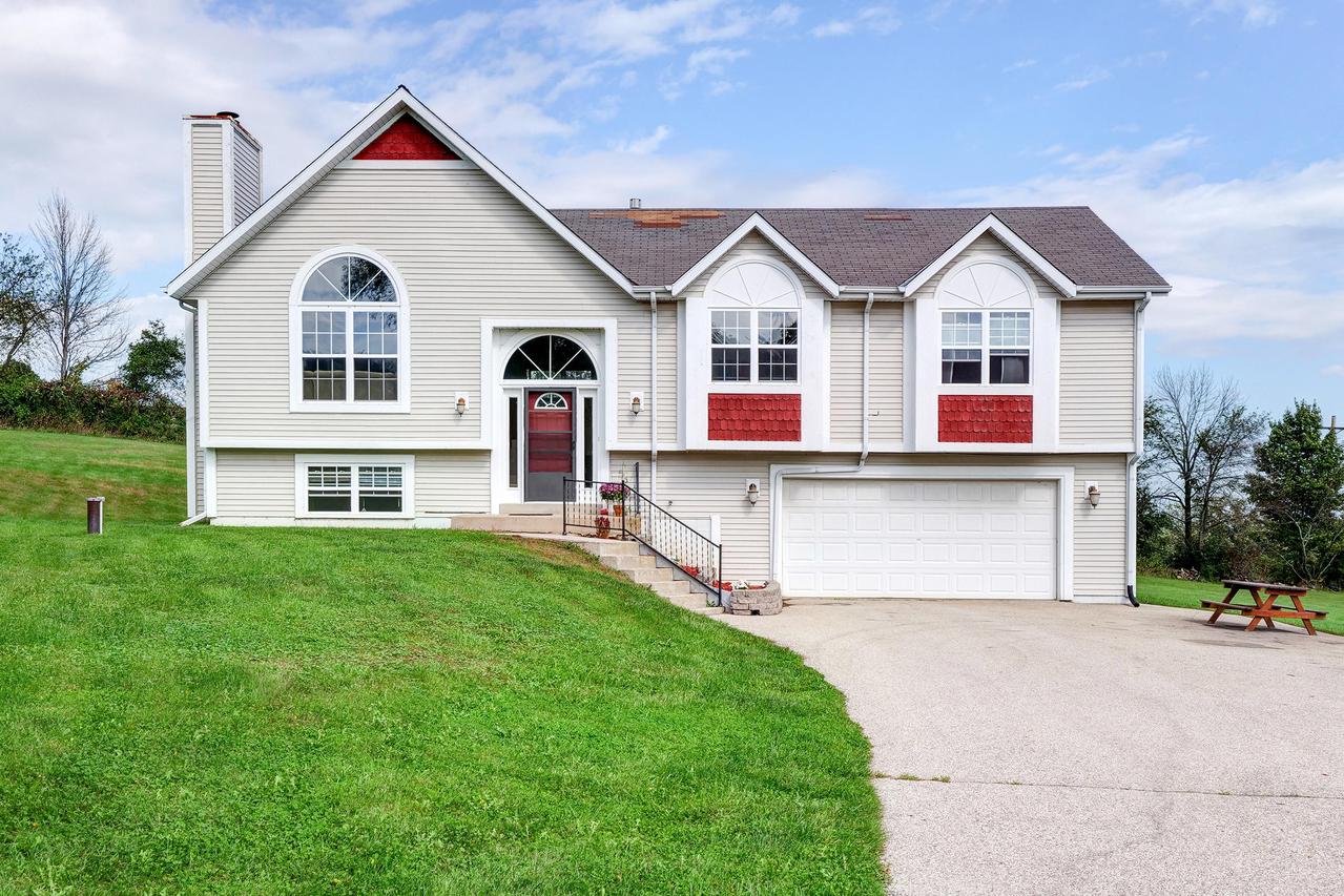 W2524 Indianhead Ln, Lafayette, WI 53121