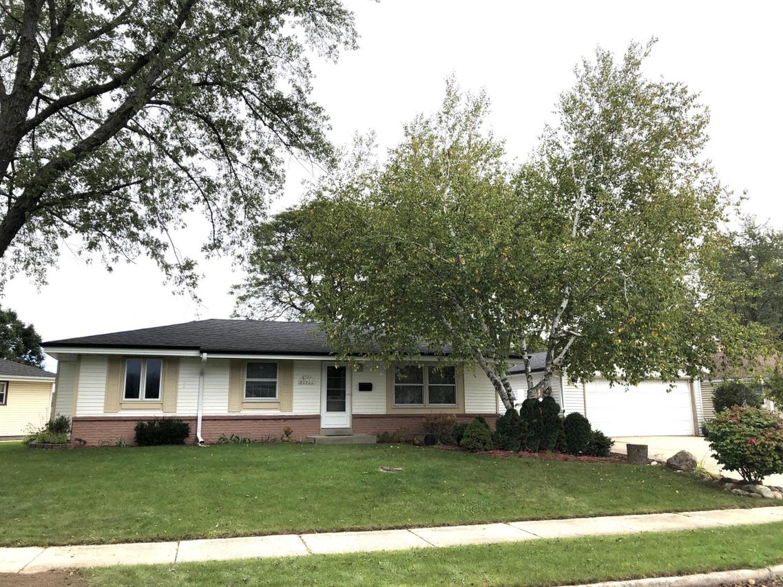N8466W147 Manchester Dr, Menomonee Falls, WI 53051