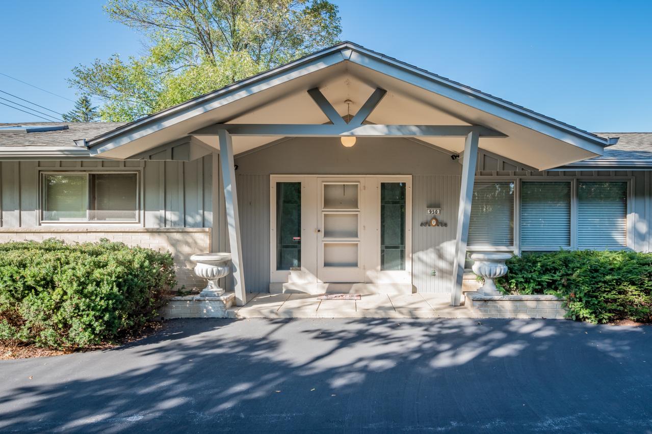950 E Wahner Pl, Bayside, WI 53217