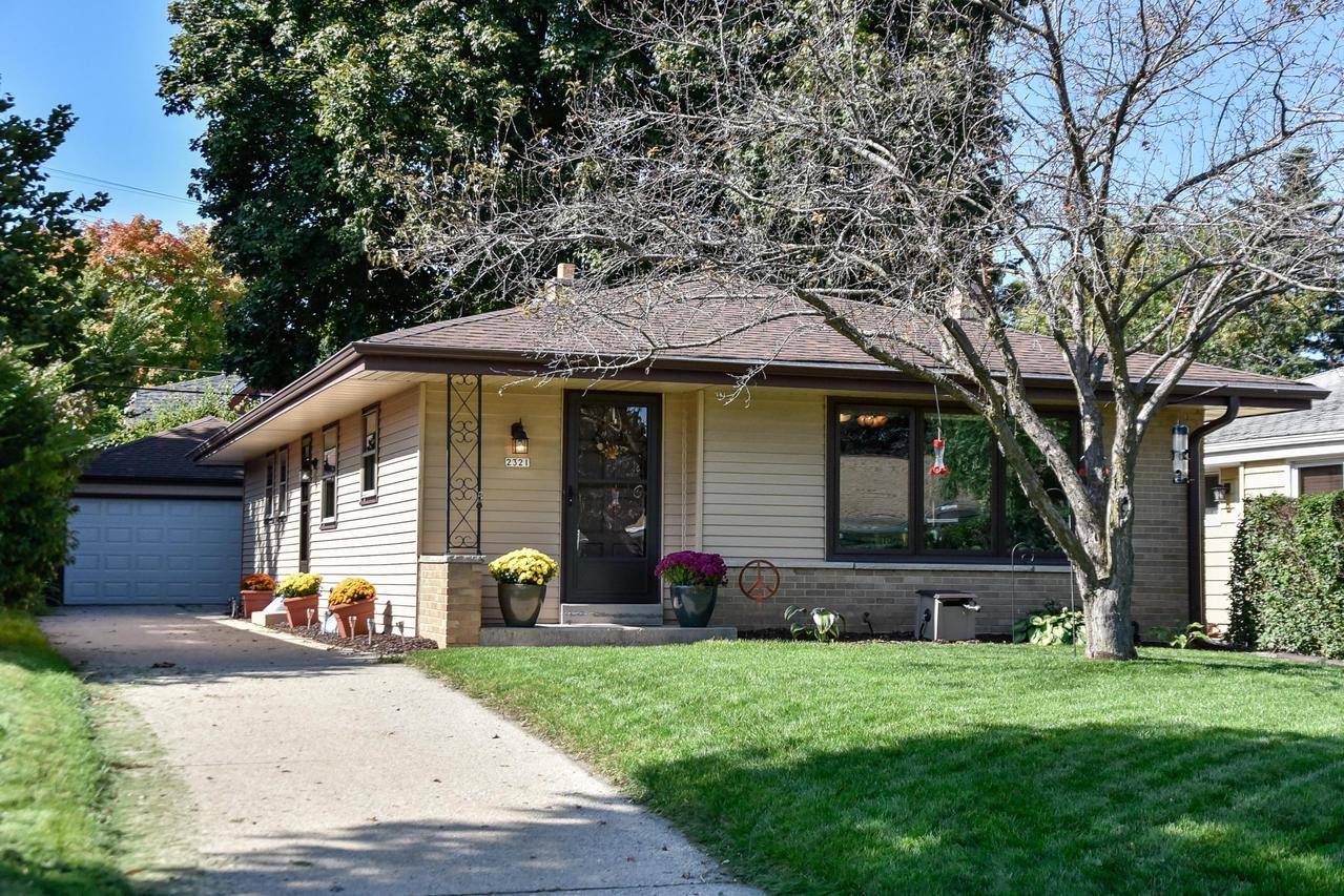 2321 N 115th St, Wauwatosa, WI 53226