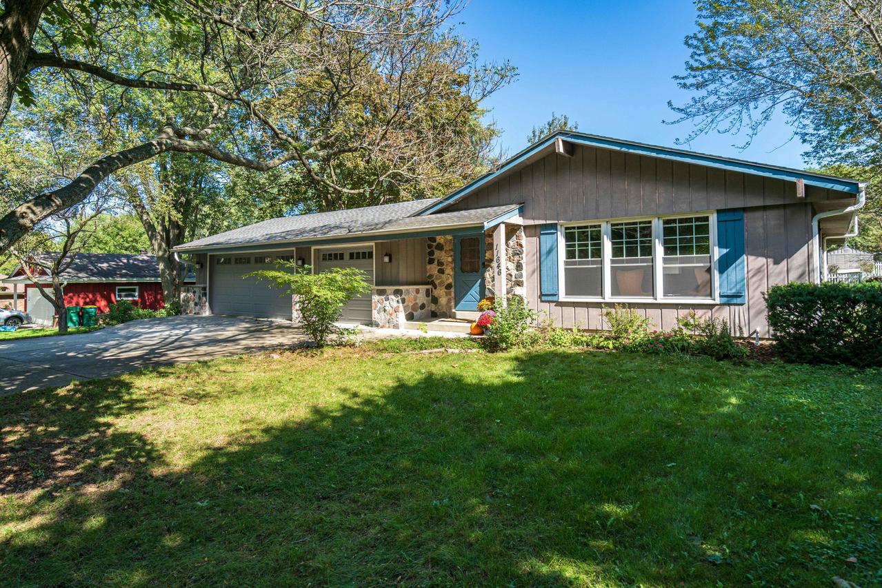 11646 N Annette Ave, Mequon, WI 53092