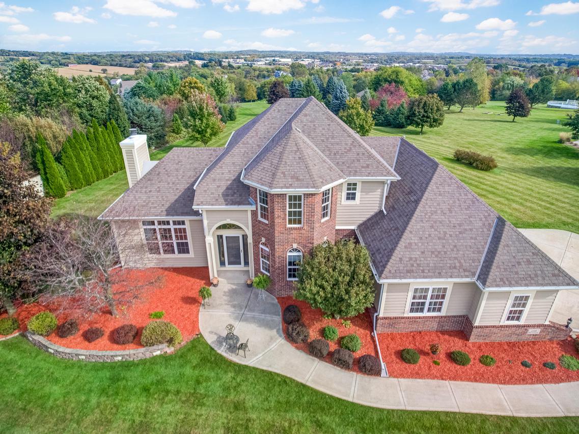 N48W25444 Aberdeen Dr, Lisbon, WI 53072