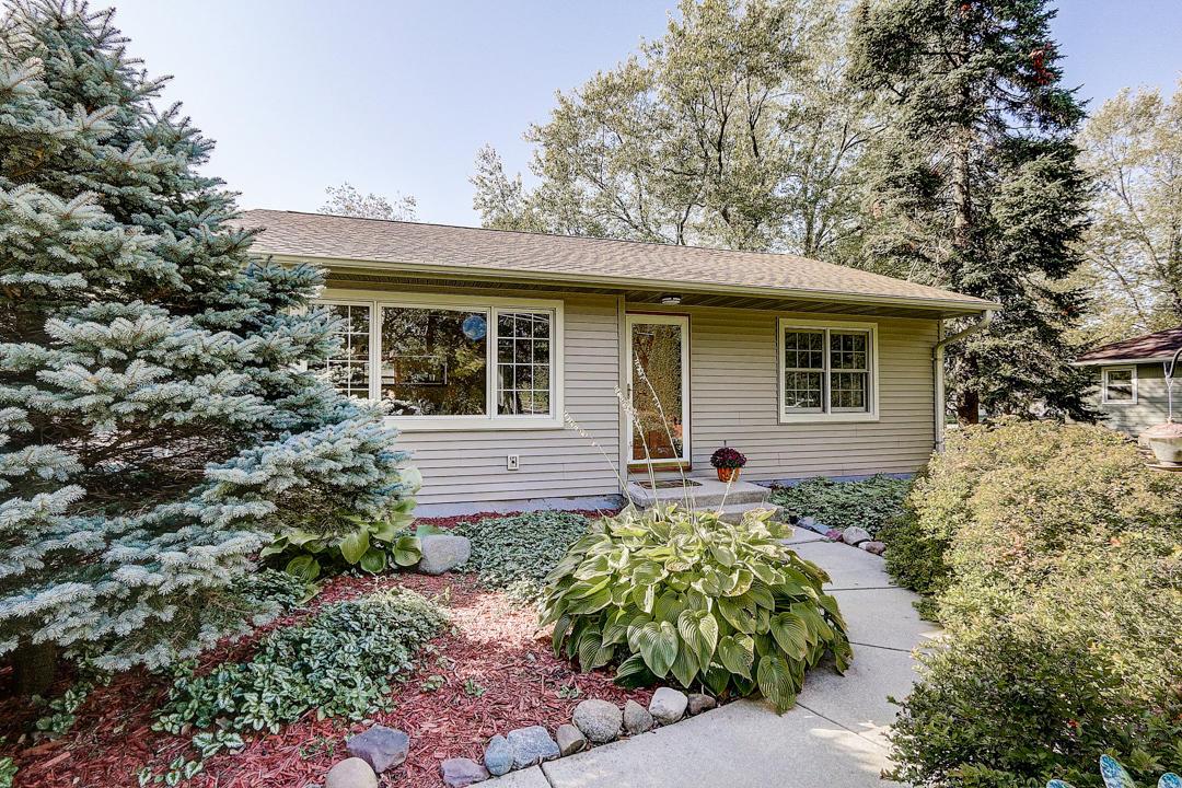 25 N Lapham Peak Rd, Delafield, WI 53018
