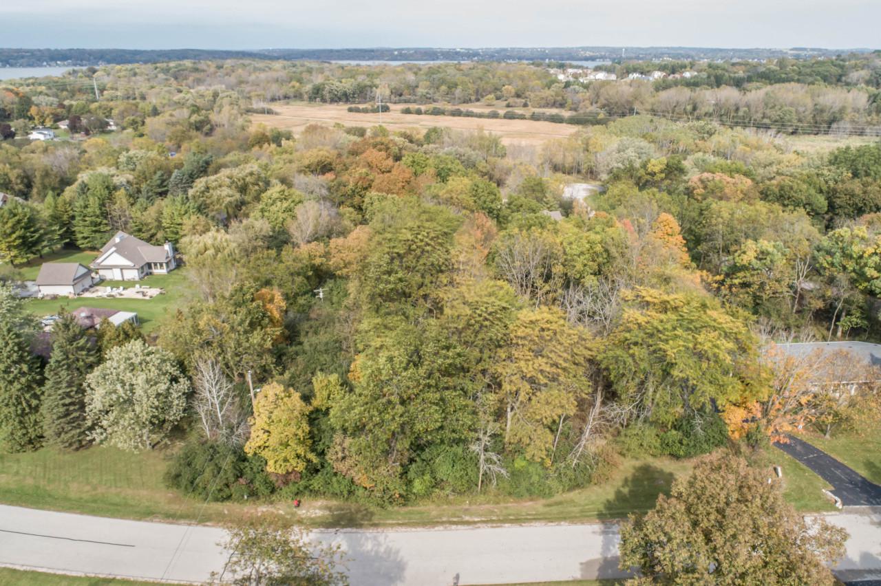 N17W27450 Lakefield Dr, Pewaukee, WI 53072