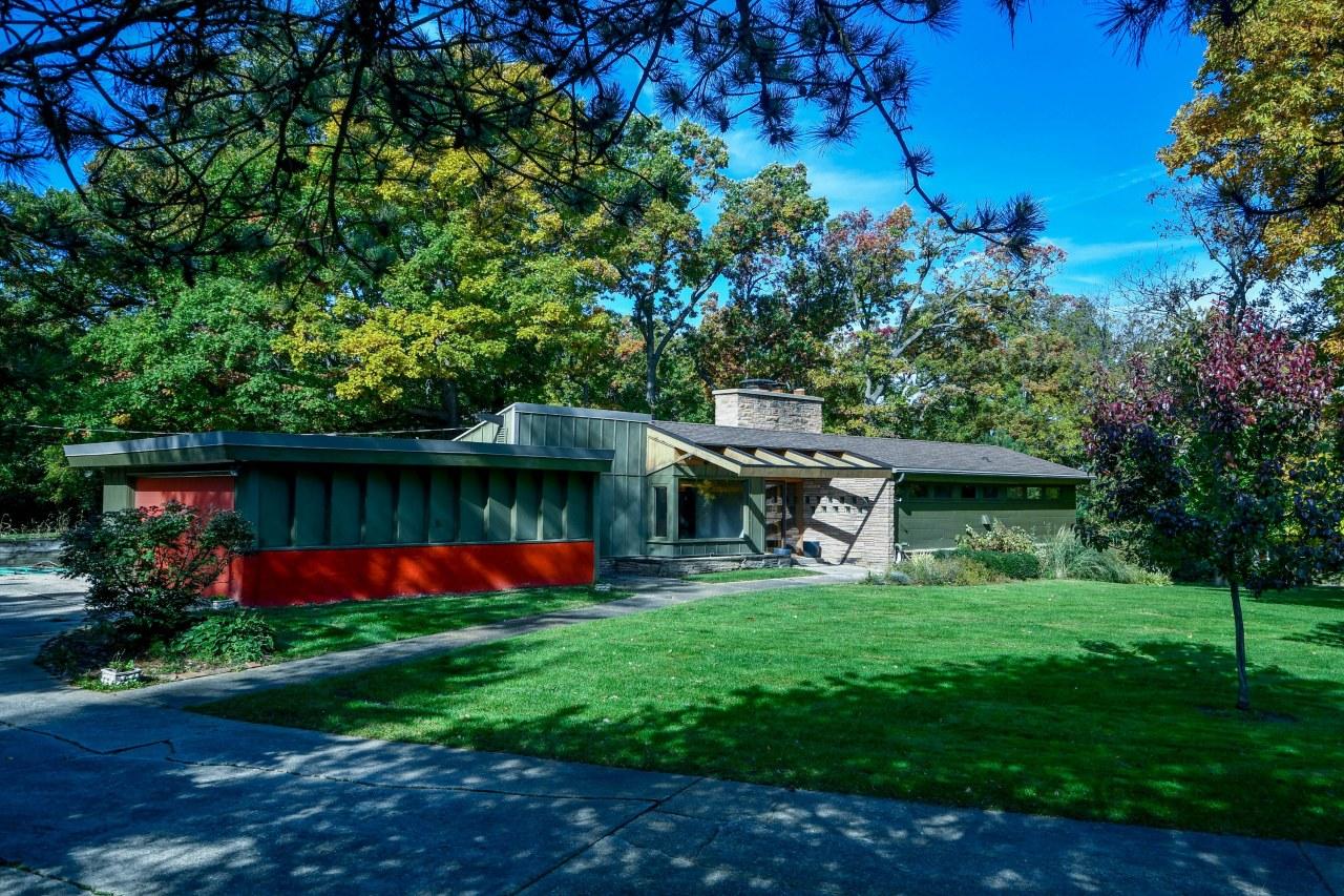 1455 Mierow Ln., Brookfield, WI 53045