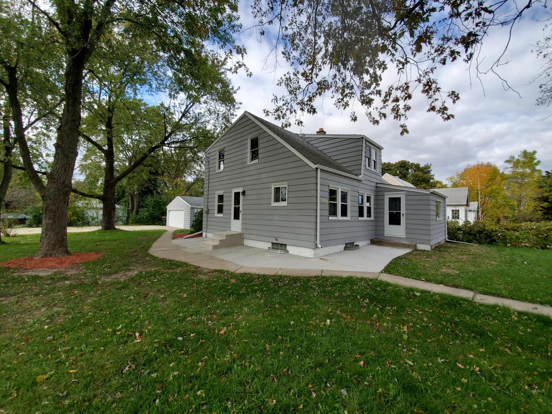 1037 S 100th St, West Allis, WI 53214