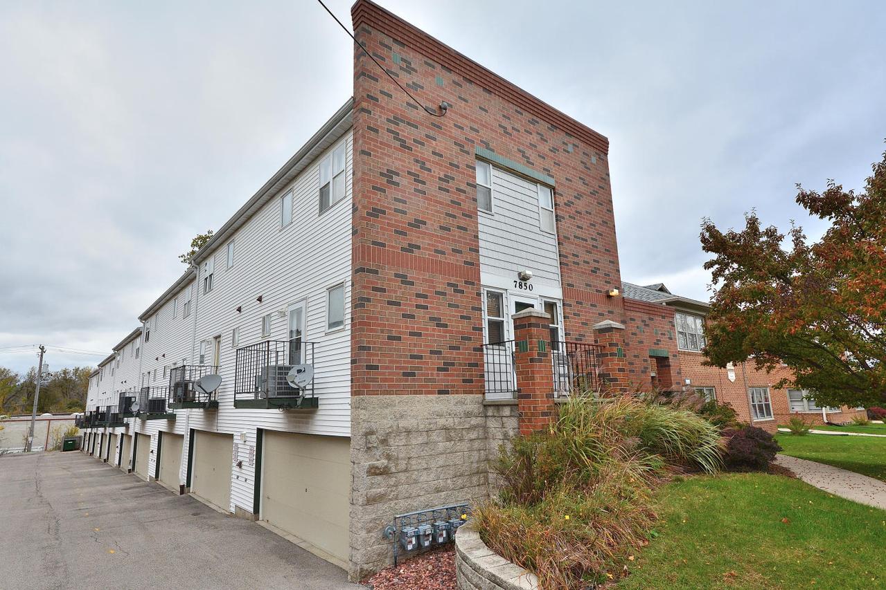 7850 Harwood Ave #5, Wauwatosa, WI 53213