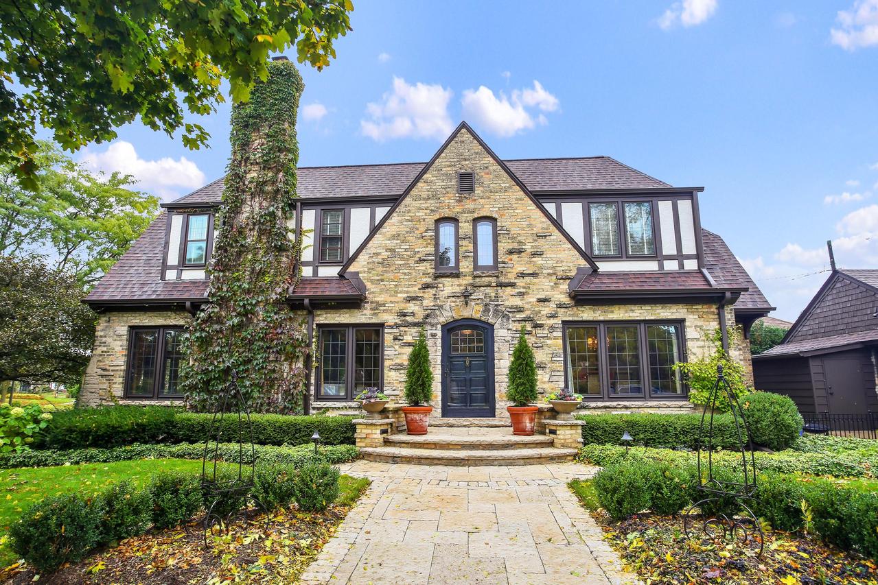 5505 N Diversey Blvd, Whitefish Bay, WI 53217
