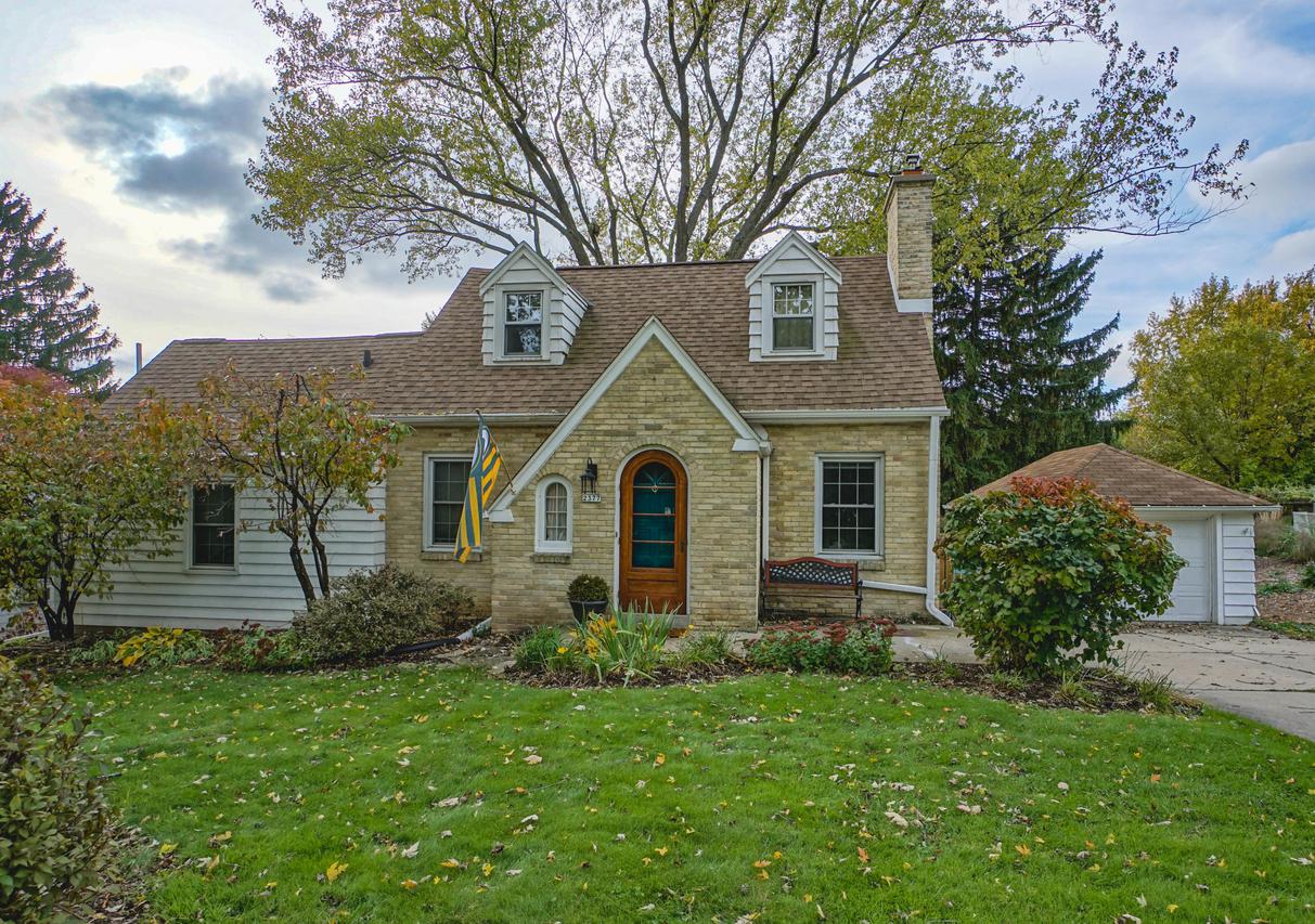 2377 N 115th St., Wauwatosa, WI 53226