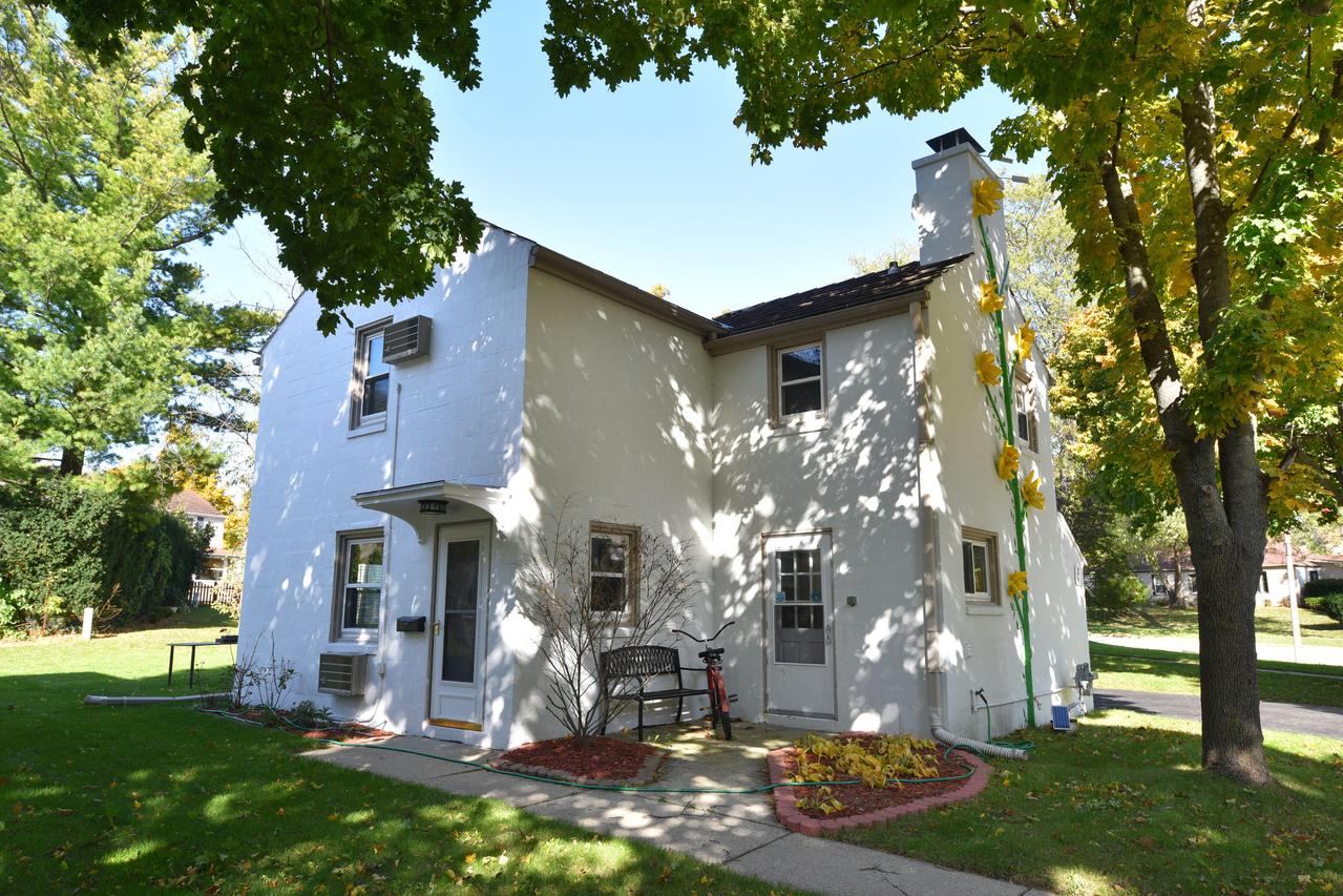 5601 Azalea Ct, Greendale, WI 53129