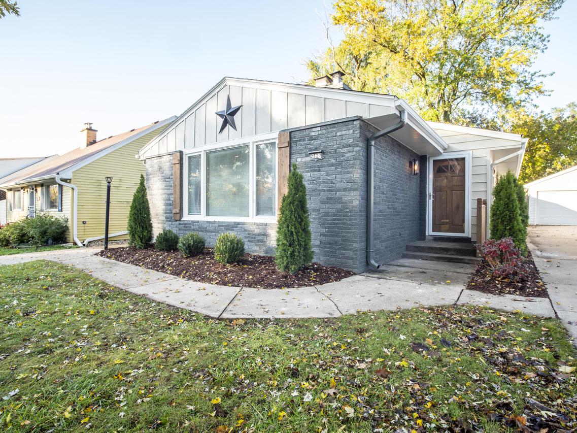 2527 N 113th St, Wauwatosa, WI 53226