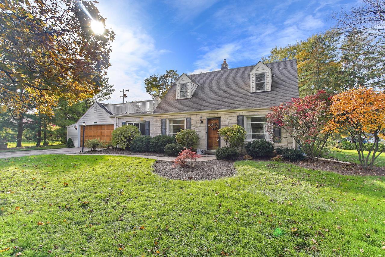 585 Rosedale Dr, Elm Grove, WI 53122