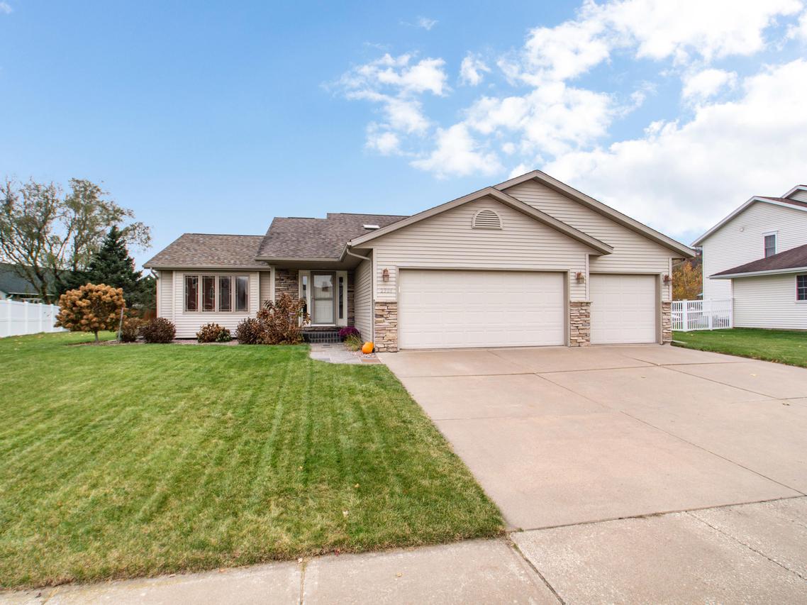 2306 Sandside Ct, Onalaska, WI 54650