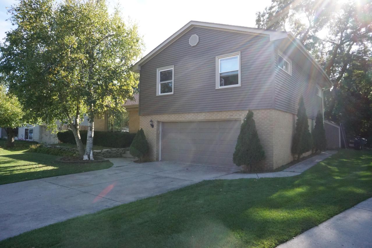 320 Merrie Ln, Racine, WI 53405