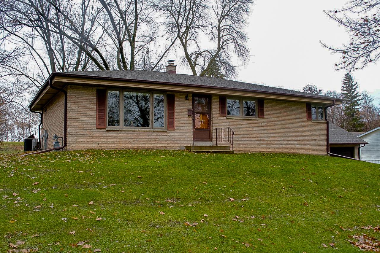 614 W Wisconsin Ave, Pewaukee, WI 53072