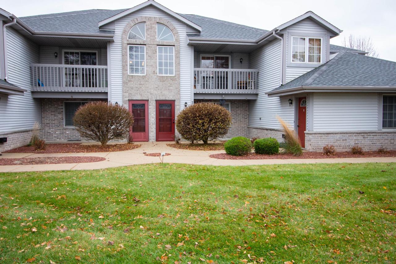 711 Quinlan Dr #B, Pewaukee, WI 53072