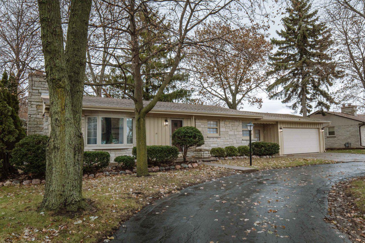 2326 N 120th St, Wauwatosa, WI 53226