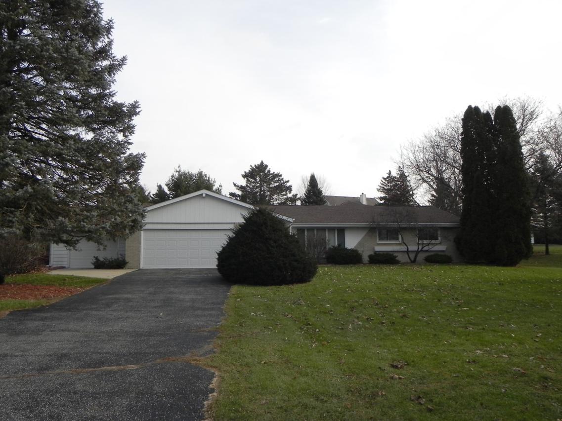 W254S4154 Oakdale Dr., Waukesha, WI 53189