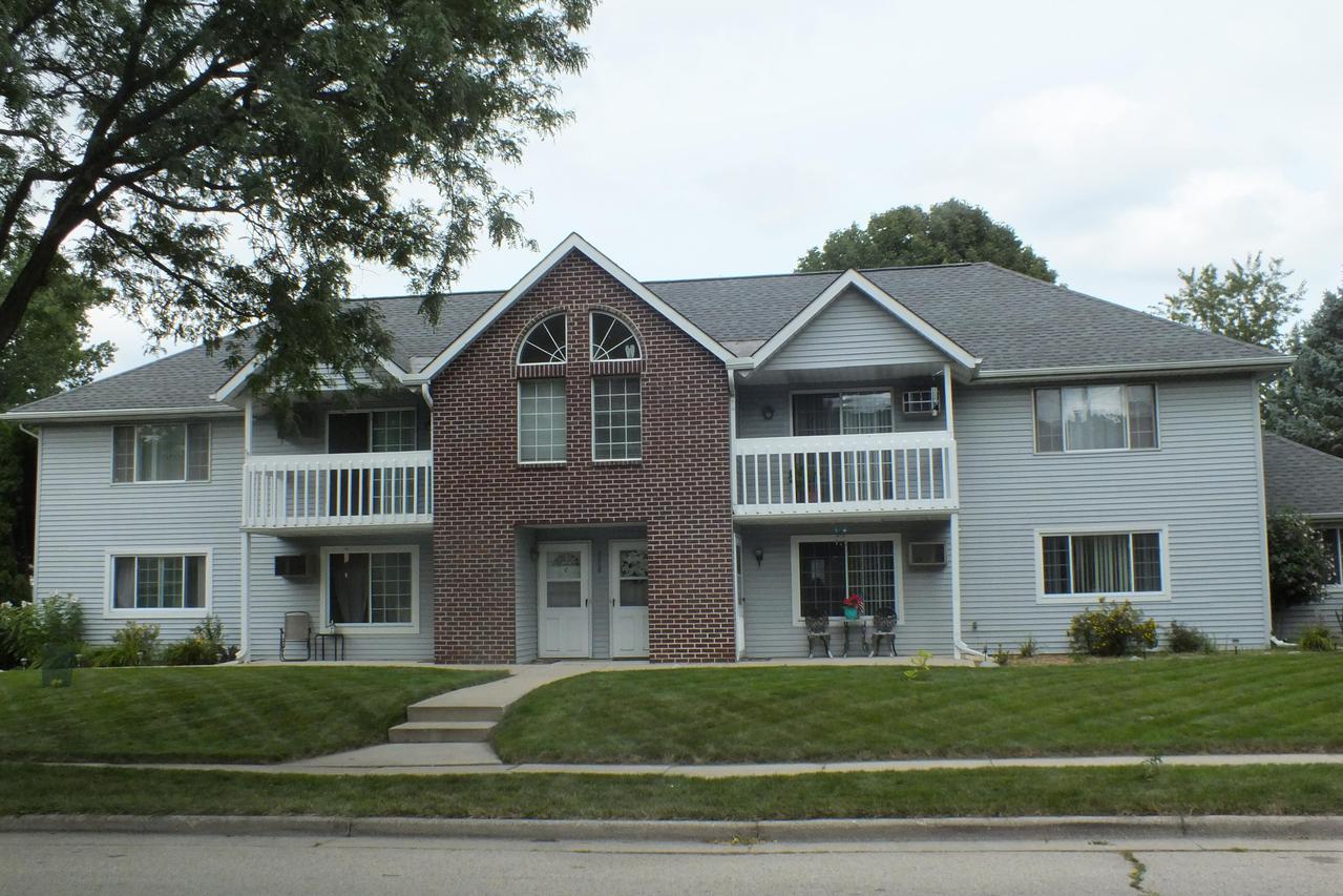 2008 Woodburn Rd #B, Waukesha, WI 53188
