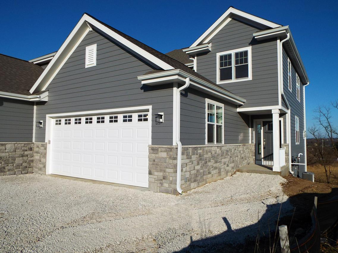 527 Century Oak Dr., Waukesha, WI 53188