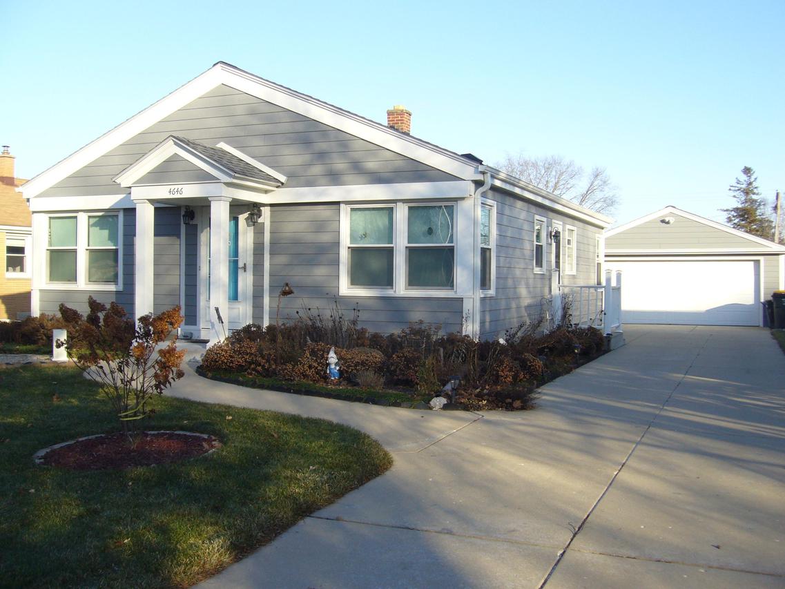 4646 N 101st St, Wauwatosa, WI 53225