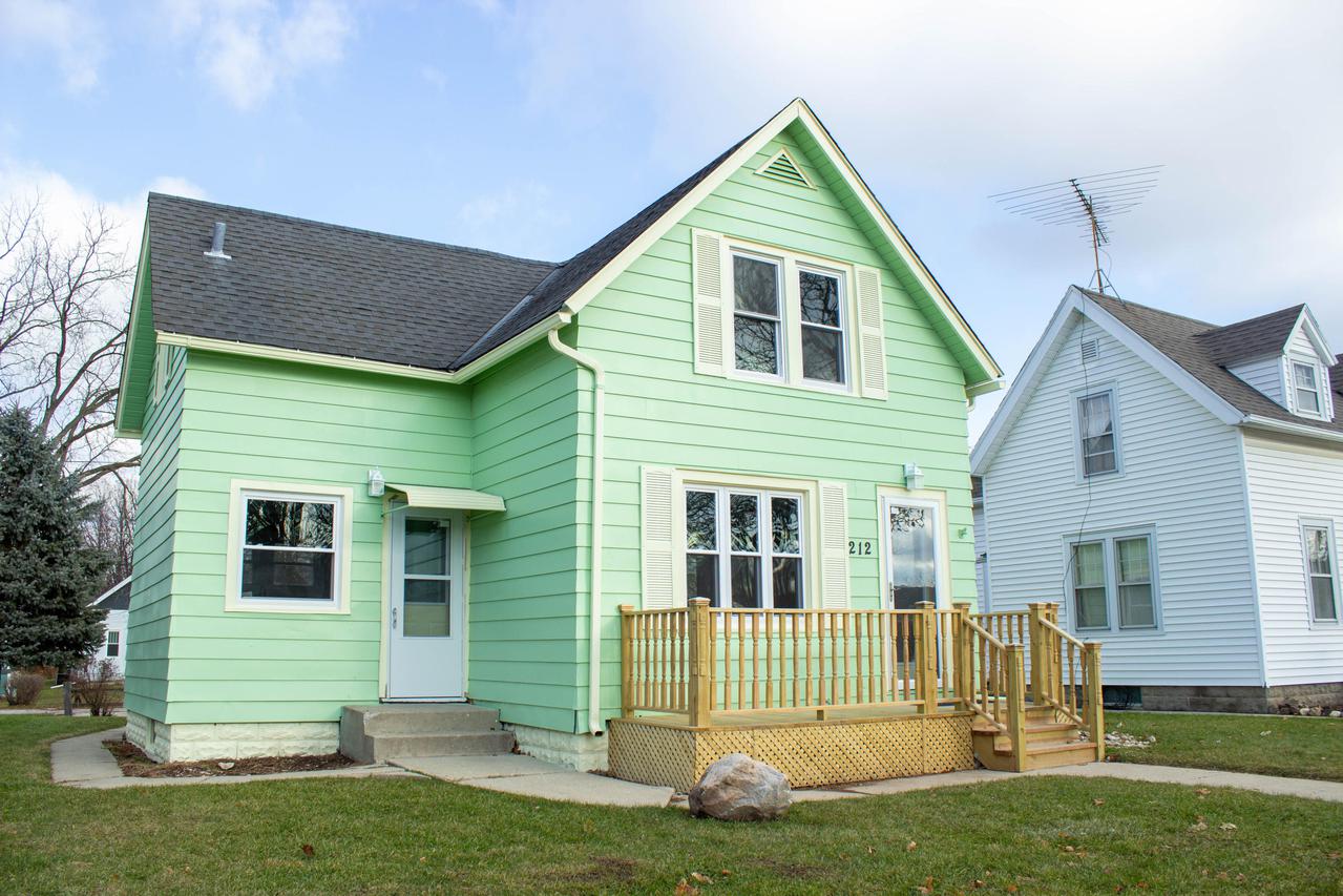 212 W Wabash Ave, Waukesha, WI 53186