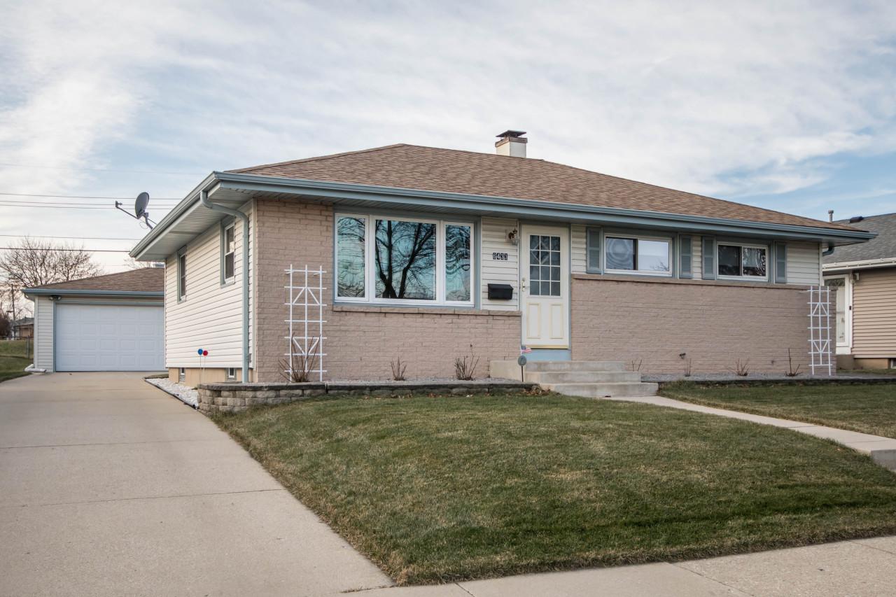 6433 S 17th St, Milwaukee, WI 53221