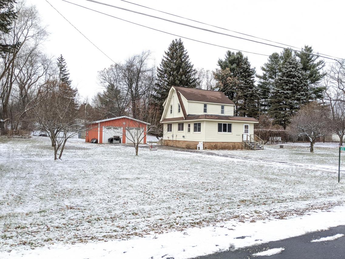 S301W13029 Hillside Dr, Mukwonago, WI 53149