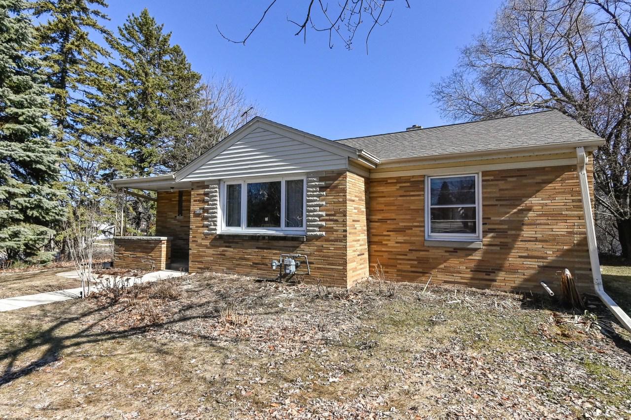 8503 Glencoe Cir., Wauwatosa, WI 53226